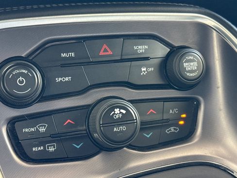 Used 2019 Dodge Challenger SXT RWD image 19