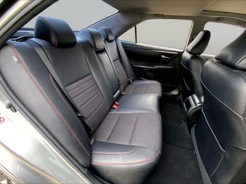 Used 2017 Toyota Camry SE w/ Moonroof Package FWD image 20