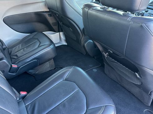 Used 2022 Chrysler Pacifica Touring-L image 18