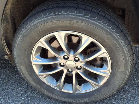 Used 2019 Jeep Cherokee Latitude Plus w/ Cold Weather Group AWD/4WD image 7