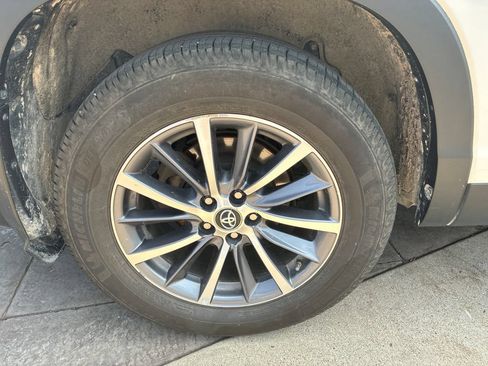 Used 2019 Toyota Highlander XLE AWD/4WD image 13