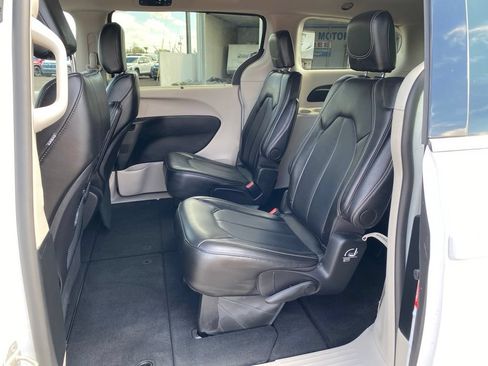 Used 2024 Chrysler Pacifica Touring-L FWD image 30
