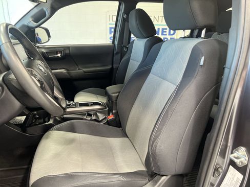 Used 2021 Toyota Tacoma TRD Sport AWD/4WD image 11
