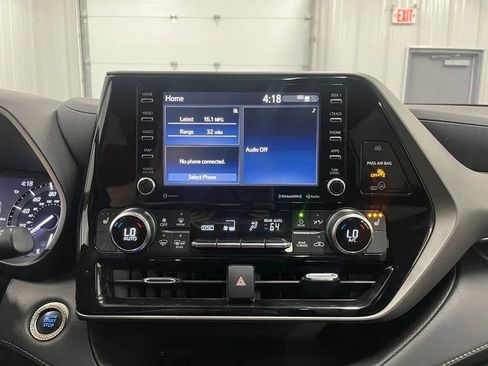 Used 2021 Toyota Highlander XLE AWD/4WD image 23