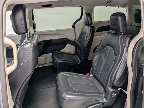 Used 2018 Chrysler Pacifica Touring-L FWD image 20