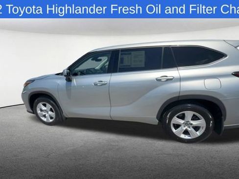 Used 2022 Toyota Highlander LE AWD/4WD image 6