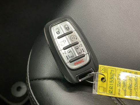 Used 2024 Chrysler Pacifica Touring-L FWD image 28