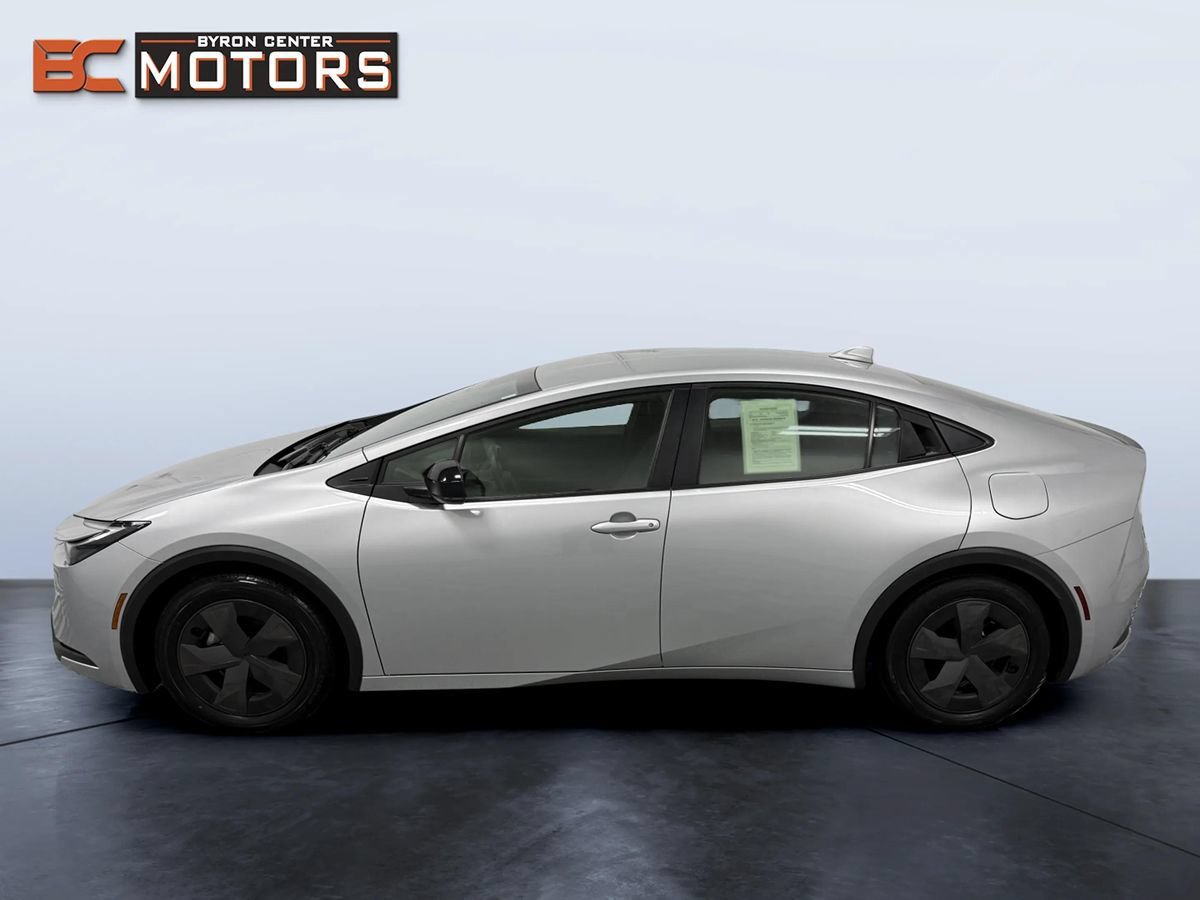 Used 2025 Toyota Prius LE FWD image 3