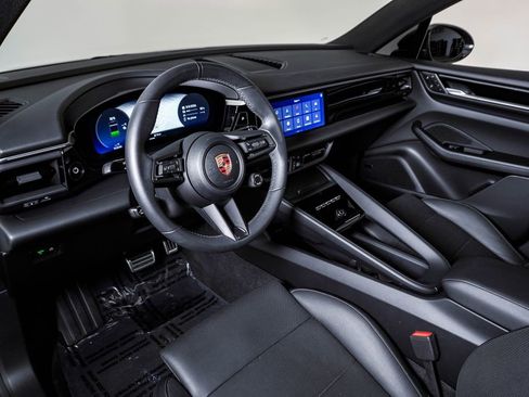 Certified 2025 Porsche Macan 4S Electric image 4