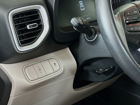 Used 2025 Hyundai Venue SEL image 17