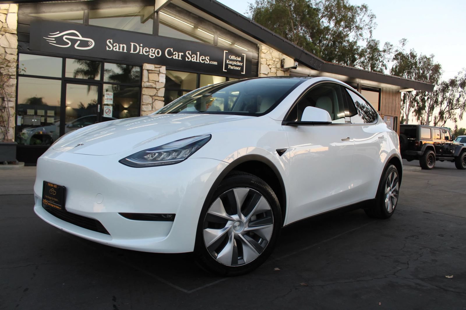 Used 2022 Tesla Model Y Long Range AWD/4WD image 1