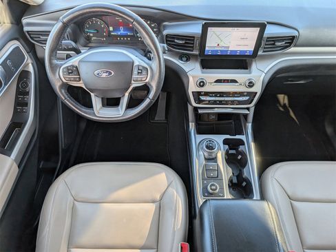 Used 2021 Ford Explorer XLT w/ Equipment Group 202A image 6