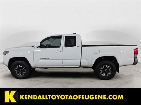 Used 2017 Toyota Tacoma SR5 image 2