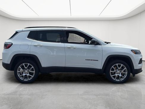Used 2023 Jeep Compass Latitude AWD/4WD image 9