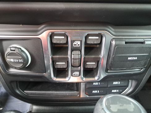 Used 2022 Jeep Wrangler Unlimited Sahara w/ Cold Weather Group AWD/4WD image 26