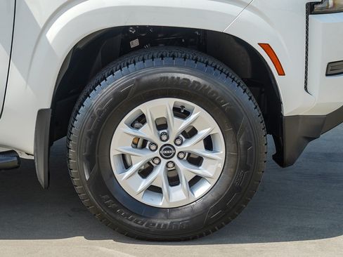 Used 2024 Nissan Frontier SV RWD image 12