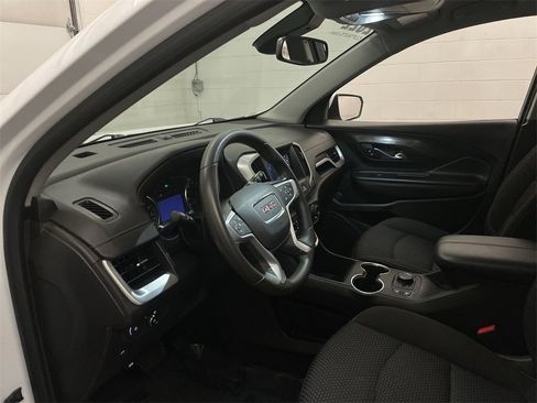 Used 2022 GMC Terrain SLE w/ Driver Convenience Package image 4
