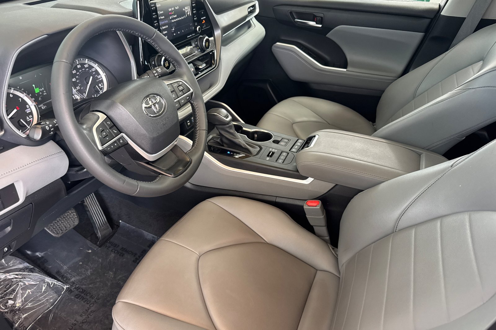Used 2022 Toyota Highlander XLE AWD/4WD image 11
