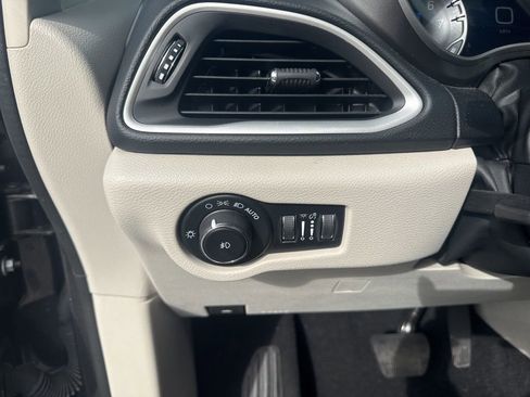 Used 2023 Chrysler Pacifica Touring-L image 12