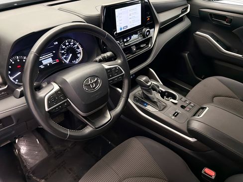 Used 2024 Toyota Highlander LE FWD image 7
