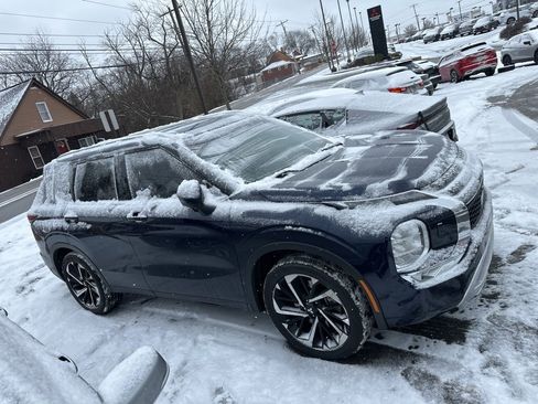 Used 2023 Mitsubishi Outlander SEL image 2