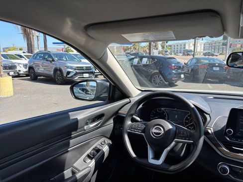 Used 2025 Nissan Altima 2.5 SV FWD image 34