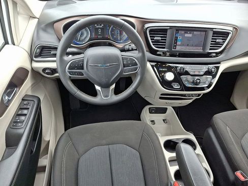 Used 2022 Chrysler Voyager LX image 13