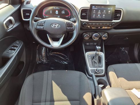 Used 2025 Hyundai Venue SEL FWD image 2