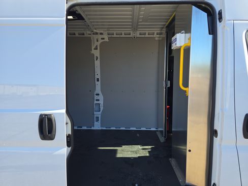 Used 2025 RAM ProMaster 2500 w/ Convenience Group image 8