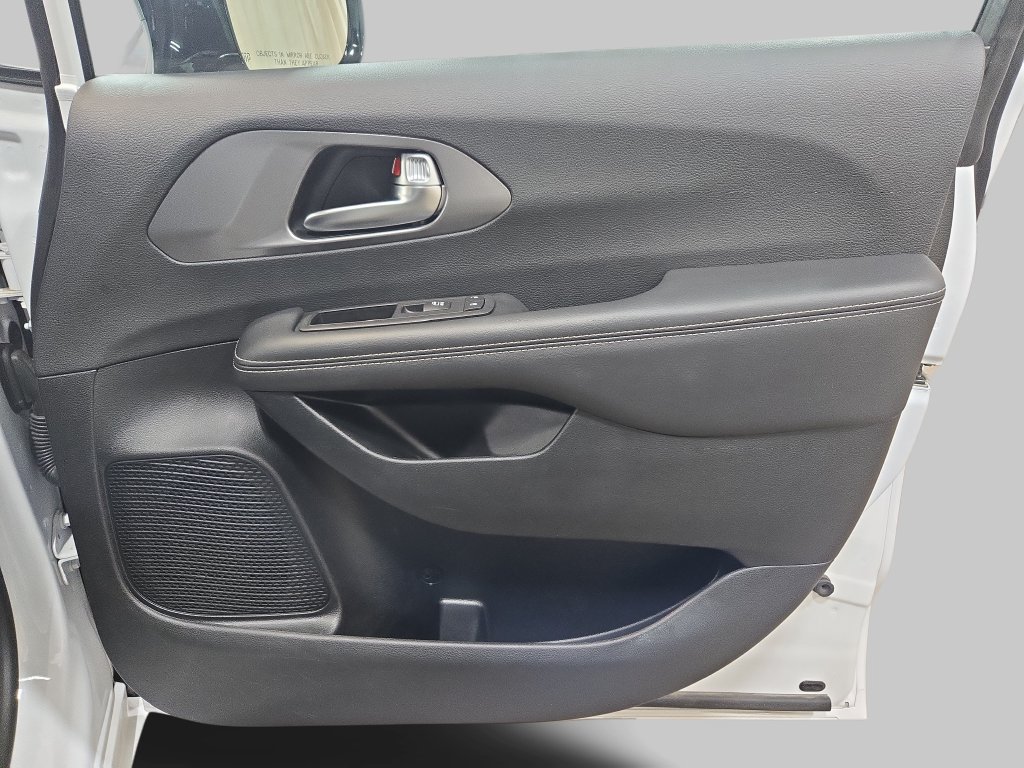 Used 2026 Chrysler Pacifica Select FWD image 12
