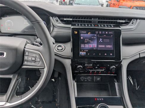 Used 2025 Jeep Grand Cherokee Altitude AWD/4WD image 18