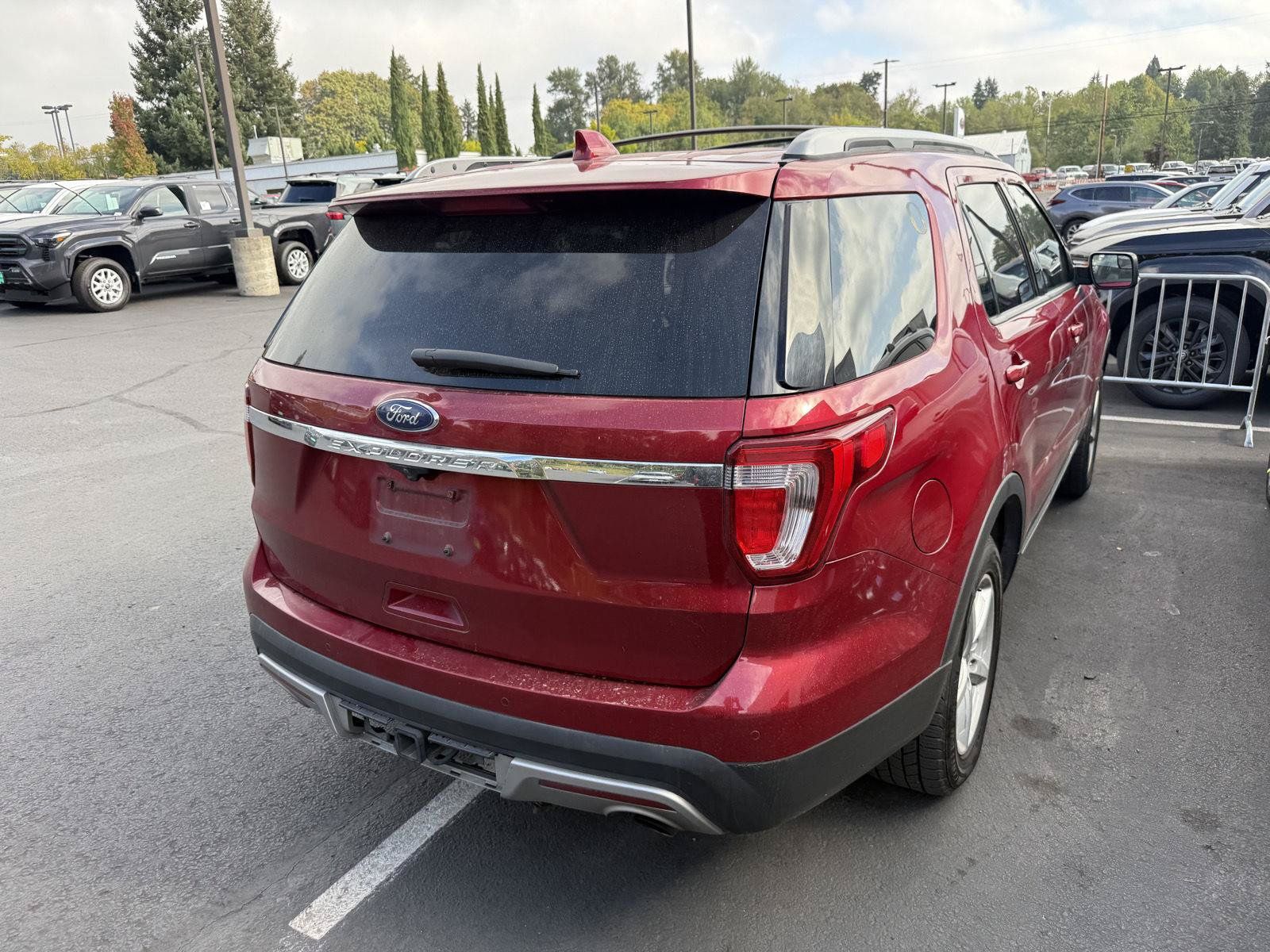 Used 2016 Ford Explorer XLT w/ Equipment Group 202A AWD/4WD image 5
