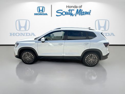 Used 2025 Volkswagen Taos SE image 4