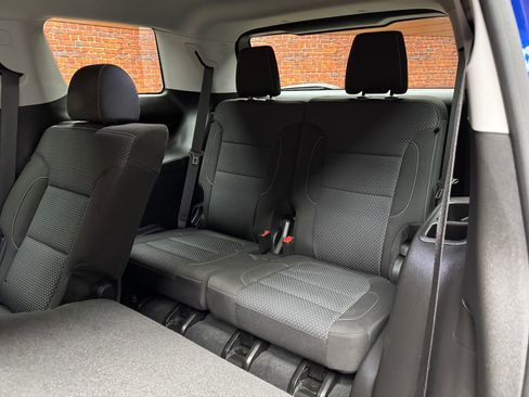 Used 2023 GMC Acadia SLE w/ Driver Convenience Package image 12