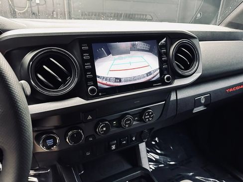 Used 2020 Toyota Tacoma TRD Off-Road AWD/4WD image 35