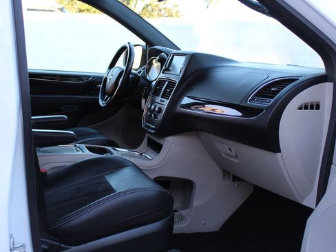 Used 2019 Dodge Grand Caravan SXT image 13