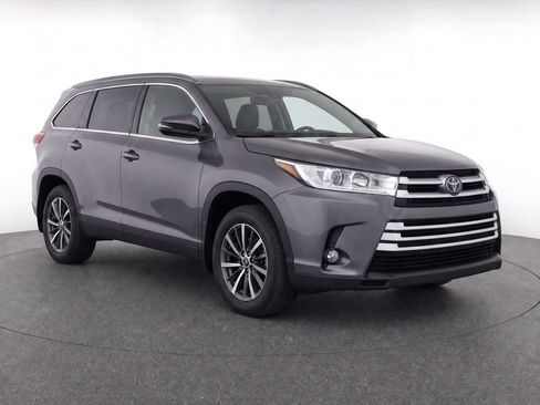 Used 2019 Toyota Highlander XLE FWD image 2