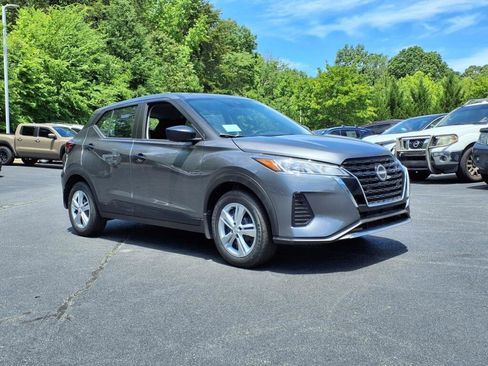 New 2025 Nissan Kicks Play S image 1