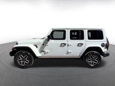 Used 2025 Jeep Wrangler Unlimited Sahara AWD/4WD image 9