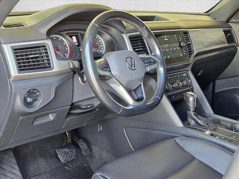 Used 2020 Volkswagen Atlas Cross Sport SE w/ Panoramic Sunroof Package FWD image 9