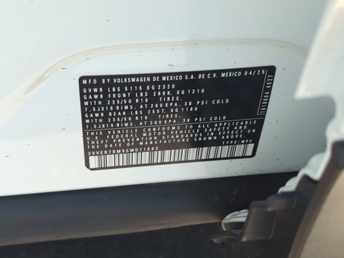 Used 2025 Volkswagen Tiguan SE image 24