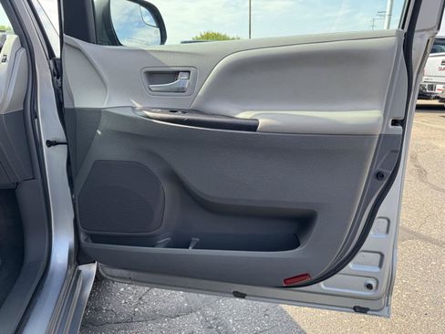 Used 2017 Toyota Sienna LE FWD image 24