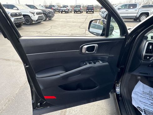 Used 2023 Kia Sorento LX image 17
