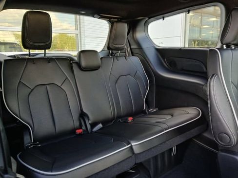 New 2027 Chrysler Pacifica Limited AWD/4WD image 21