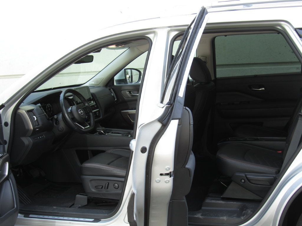 Used 2025 Nissan Pathfinder Platinum AWD/4WD image 13