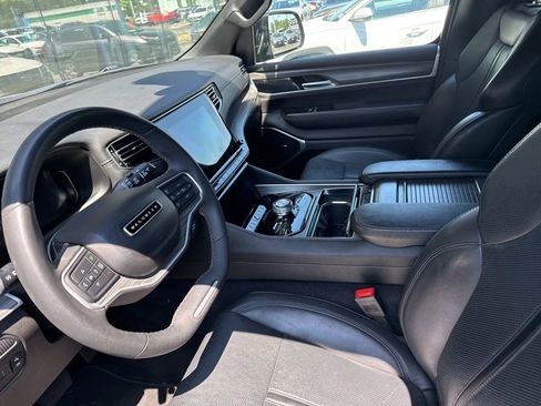 Used 2024 Jeep Wagoneer L Series II w/ Flexible Seating Group AWD/4WD image 17