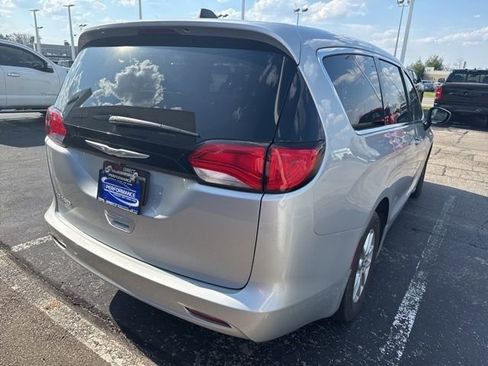 Used 2023 Chrysler Voyager LX image 4