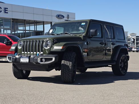 Used 2022 Jeep Wrangler Unlimited Sahara w/ Cold Weather Group AWD/4WD image 21