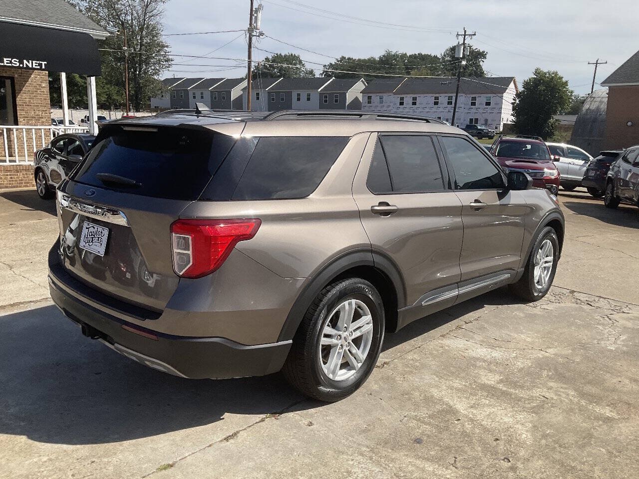 Used 2021 Ford Explorer XLT w/ Equipment Group 202A RWD image 3