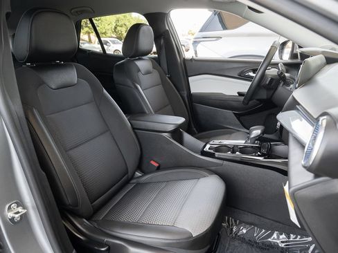 Used 2026 Chevrolet Trax LT w/ Driver Confidence Package FWD image 40